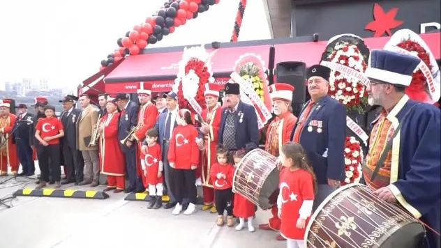 Çanakkale Zaferi yıldönümünde gazilere ve Ankara'ya göç eden depremzedelere döner ikramı