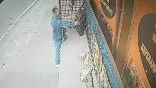Çantaları önce inceledi daha sonra kendisininmiş gibi çalıp götürdü: O anlar kamerada