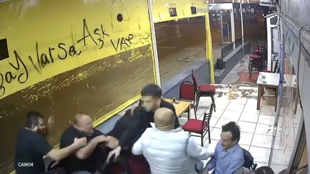 Çay ocağında otururken silahlı saldırıya uğradı: O anlar kamerada