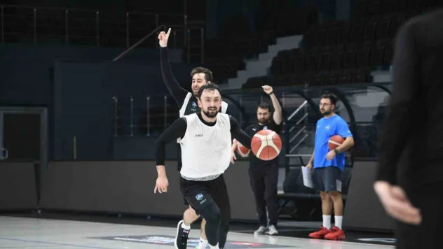 Çayırova Belediyesi'nin rakibi Bornova Belediye KSK