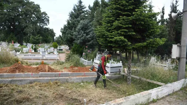 Çayırova'da mezarlıklar bayrama hazır