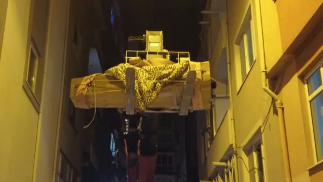 Cenazeyi vinçle taşıdılar