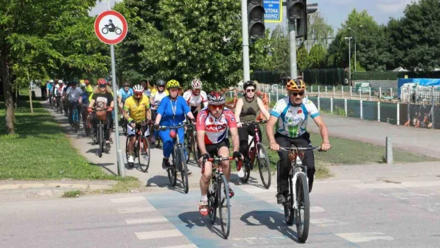 Çevre temizliğine bisiklet turuyla dikkat çektiler