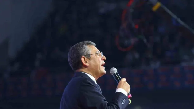 CHP Genel Başkanı Özel: 'Salondan 130 milletvekilimizle el ele omuz omuza çıkıyorum'