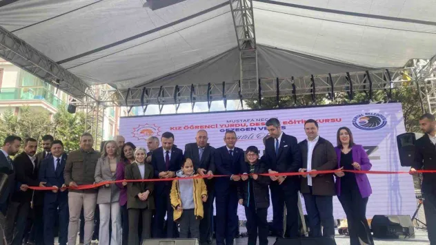 CHP Genel Başkanı Özel, Kartal'da toplu açılış törenine katıldı