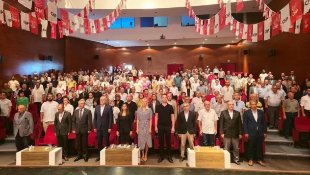 CHP'li Belediye Meclis üyeleri, kendi partilerinin seçimini protesto etti