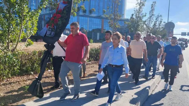 CHP Sultangazi'de tekrarlanan delege seçimini Mavi Liste adayı CHP İl Başkanlığı'nda protesto etti