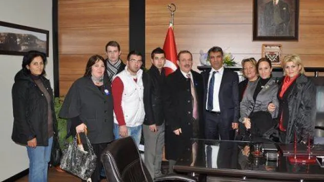 Chp'li Kadınlar ve Gençlerden Öğretmenlere çiçek