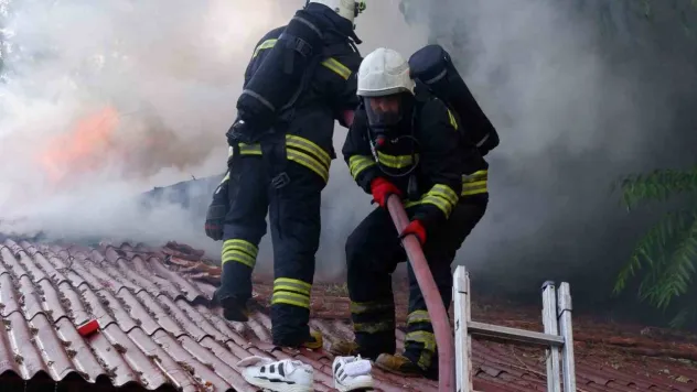 Çocuğun çakmakla oyunu evi kül etti, aile gözyaşları içinde kaldı