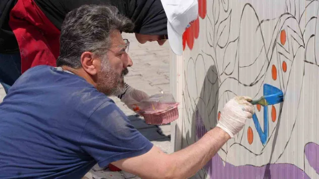 Çocuklar ATO'nun İskenderun'da kurduğu prefabrik yaşam alanını duvar resimleriyle canlandırdı