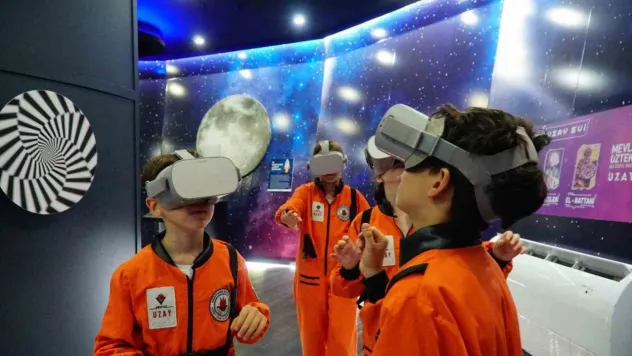 Çocuklar uzayın gizemini El Battani Uzay Evi'nde keşfediyor