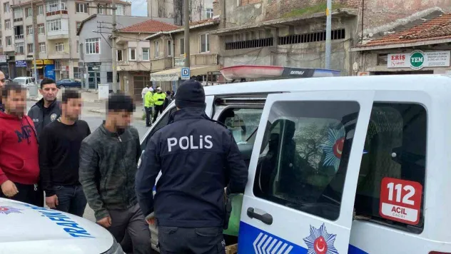 Çorlu'da 3 kaçak göçmen yol kenarında selfie çekerken yakalandı
