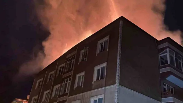 Çorlu'da apartmanın çatısı alev alev yandı