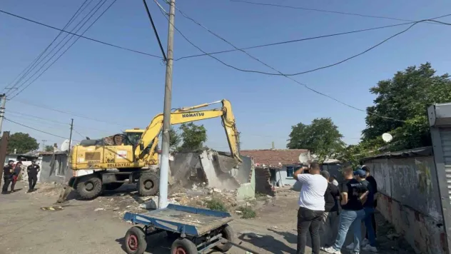 Çorlu'da metruk binalar yıkıldı