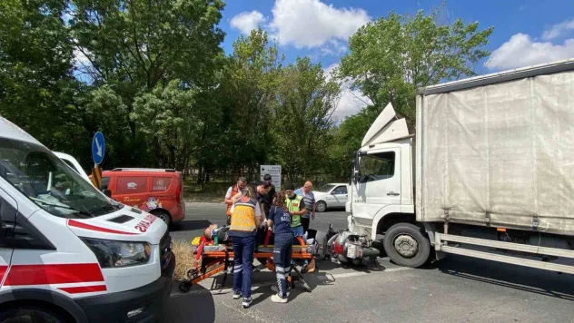 Çorlu'da motosiklet kamyonun altına girdi: 1 yaralı