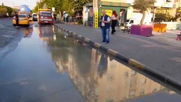 Çorlu'da patlayan su borusu yolları göle çevirdi