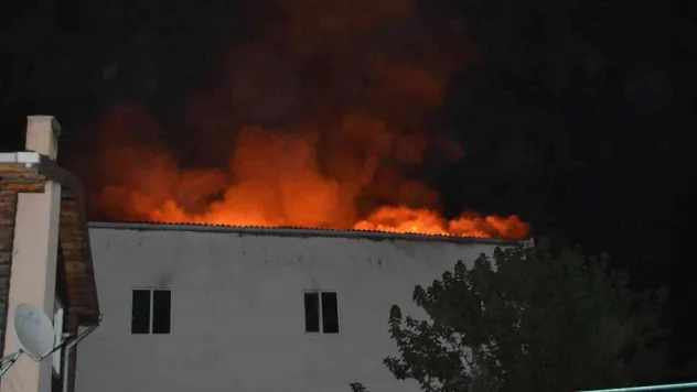 Çorlu'da yatak üretim fabrikası alev alev yandı