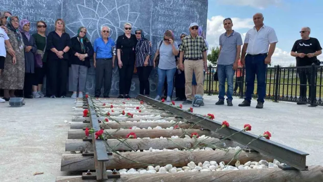 Çorlu'daki tren kazasında ölenler için Uzunköprü'de raylara karanfil bırakılarak anıldı