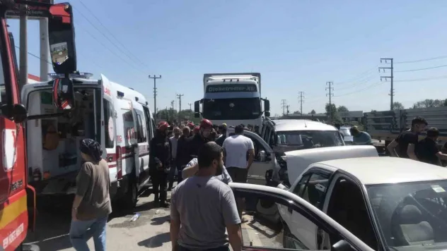 D-100'de zincirleme kaza: 1'i çocuk toplam 5 yaralı