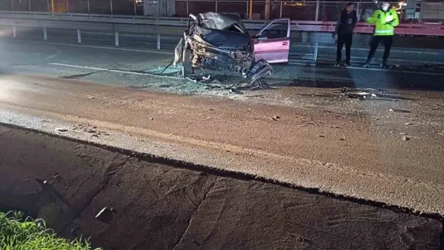 Demir bariyerlere çarpan otomobil parçalandı: Sürücü yaralandı