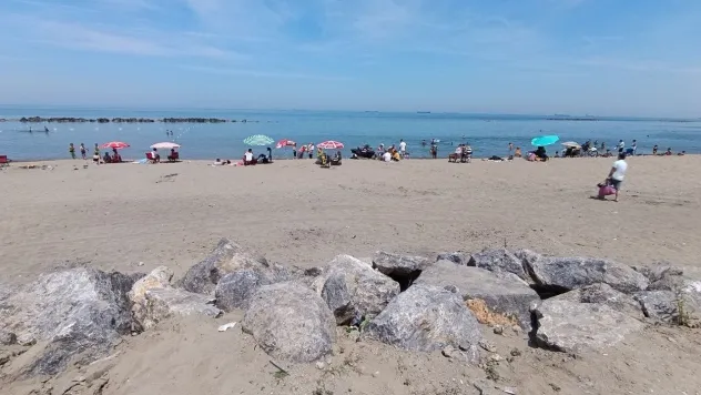 Deniz sezonu açıldı, vatandaş soluğu plajda aldı