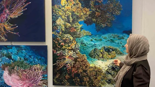 Deniz yaşamının enerjisini tuvale yansıttı