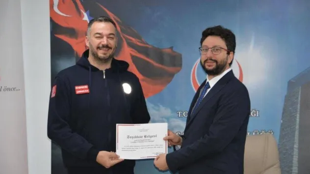 Deprem bölgesinde görev yapan sağlık çalışanlarına teşekkür plaketi