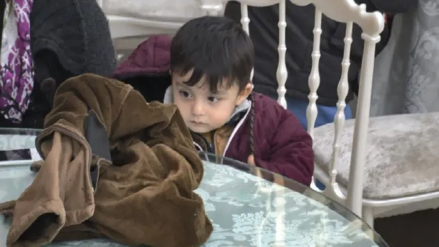 Depremde evlerine giremeyen vatandaşlar düğün salonuna akın etti