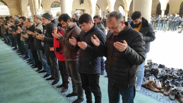 Depremde hayatını kaybedenler için Şanlıurfa'da gıyabi cenaze namazı