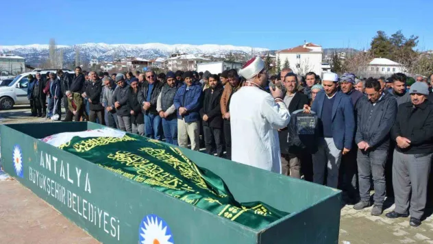 Depremde yaşamını yitiren Ümmühan öğretmen memleketi Antalya'da toprağa verildi