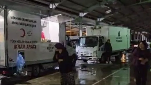 Depremin ardından gelen yağış, sokakta bulunan vatandaşlara zor anlar yaşattı