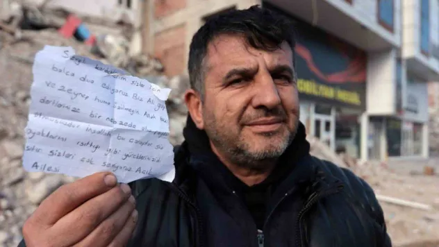 Depremzedelere parçalanmış kâğıtla adeta 'Biz de paramparçayız' mesajı vermişler