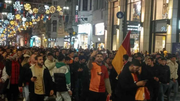 Derbiyi kazanan Galatasaray taraftarları Taksim Meydanı'nda kutlama yaptı