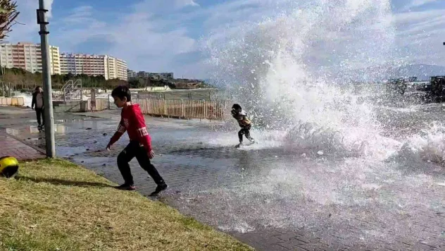 Dev dalgalar sahilde gezenleri böyle ıslattı