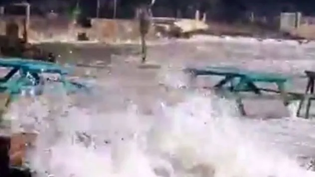 Dev dalgalar ürkütücü boyuta ulaştı