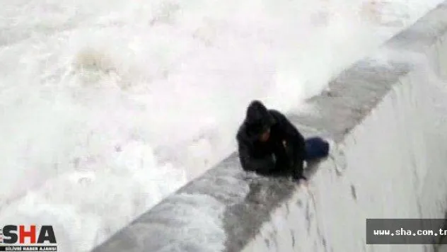 Dev dalgalar muhabiri böyle devirdi