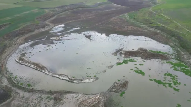 Doğuda kar batıda kuraklık: Gölette korkutan görüntü