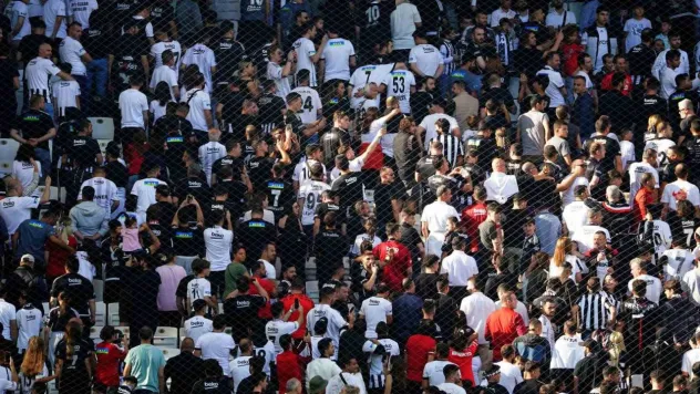 Dolmabahçe'de Beşiktaş taraftarından sessiz protesto