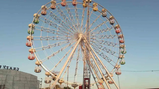 Dönme dolapta mahsur kalan 3 kişi, 42 metrelik itfaiye merdiveniyle kurtarıldı