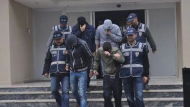 Dört kişi 235 bin uyuşturucu hap ile yakalandı