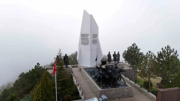 Duatepe Anıtı sisle kaplandı, ortaya kartpostallık görüntüler çıktı