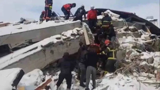 Düzce itfaiyesi ekibi 33 saat sonra yaralı vatandaşı enkazdan çıkardı