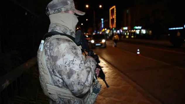 Edirne'de 'Huzurlu Sokaklar' uygulaması: Ruhsatsız tabanca ele geçirildi, 15 sürücüye 178 bin TL ceza