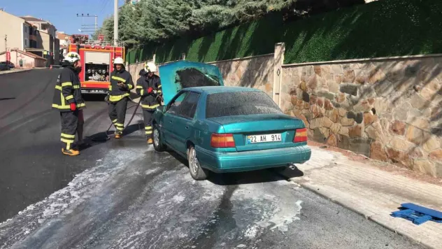 Edirne'de alev alan otomobili itfaiye ekipleri söndürdü
