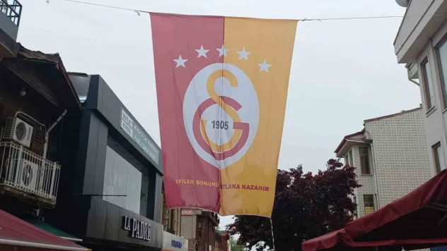 Edirne'de erken kutlama: Dev Galatasaray bayrağı Saraçlar Caddesi'ne asıldı