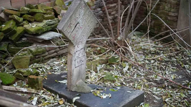 Edirne'de ilginç manzara: Osmanlı dönemi kabri apartman bahçesinde kaldı