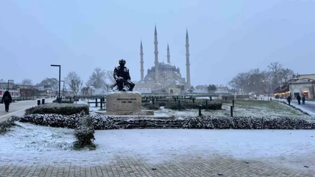 Edirne'de kar yağışı etkili oluyor