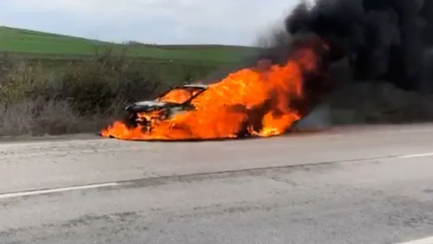 Edirne'de otomobil alev alev yandı
