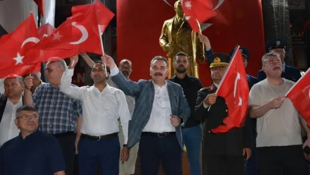 Edremit, 15 Temmuz'da Türkiye Yüzyılı'nın Kahramanları için tek yürek oldu