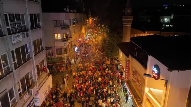 Edremit'te 100. Yıl Cumhuriyet Yürüyüşü ve Fener Alayı binlerce kişinin katılımıyla gerçekleşti